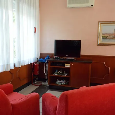 Отель Paris Линьяно-Саббьядоро