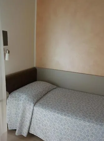 Paris فندق 3*